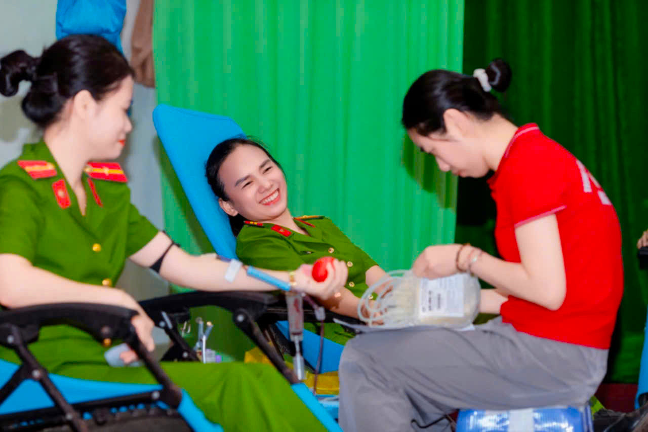 Những "bóng hồng" tại Trại giam số 3 tham gia hiến máu cứu người.