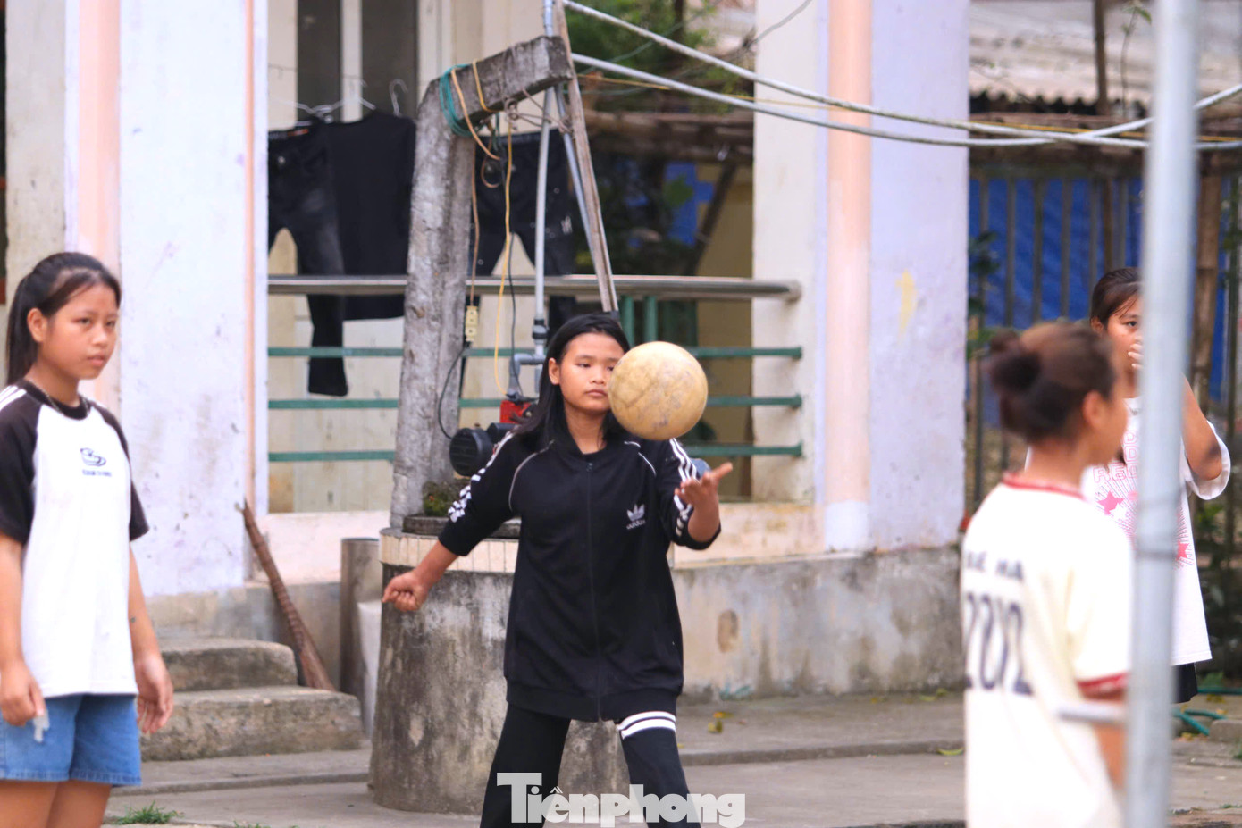 Sau một ngày học căng thẳng, các em học sinh lại được vui chơi thể thao.