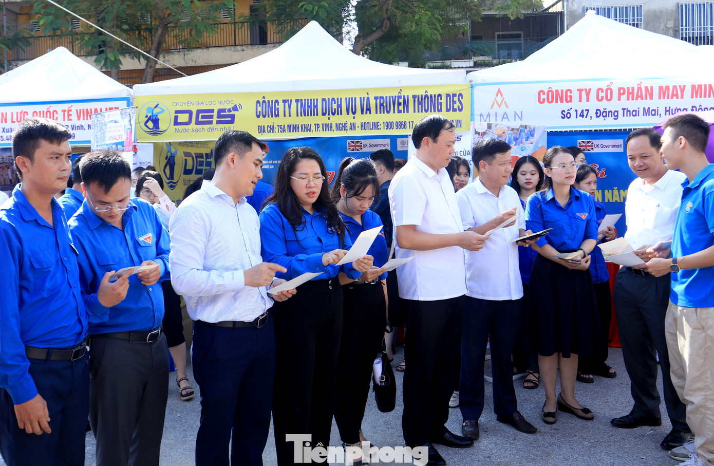 Các đại biểu tìm hiểu thông tin, vị trí việc làm dành cho các đoàn viên thanh niên ở các gian hàng giới thiệu việc làm. Các đại biểu tìm hiểu thông tin, vị trí việc làm dành cho các đoàn viên thanh niên ở các gian hàng giới thiệu việc làm.