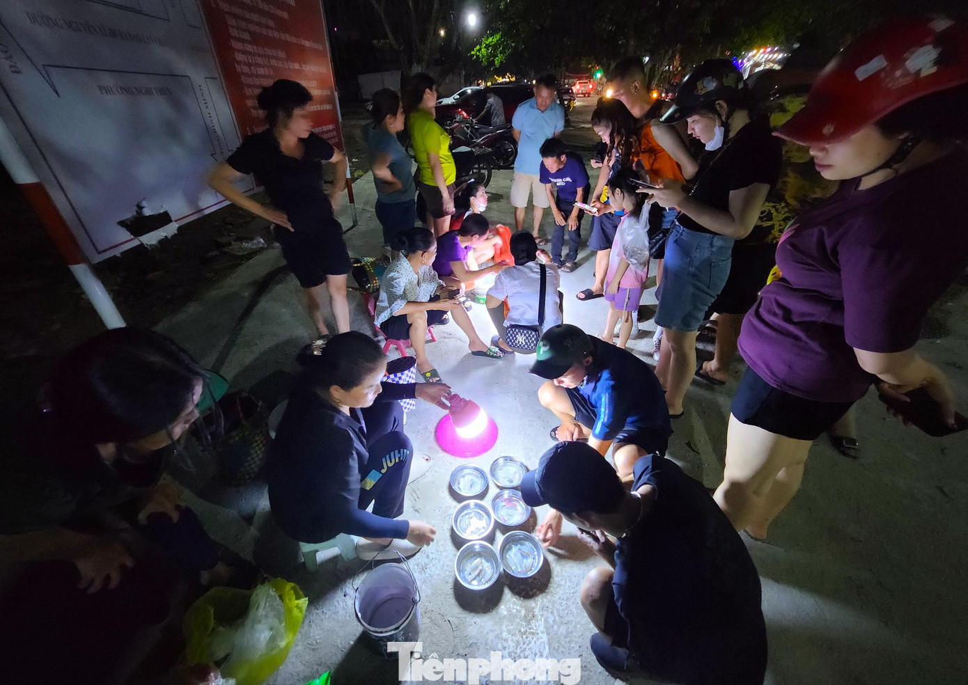 Những ngày hè, phiên chợ bán mực nháy đông tấp nập kẻ bán người mua.