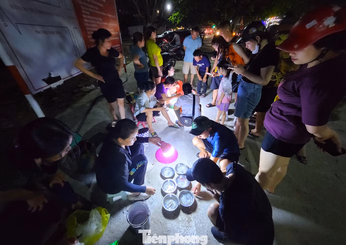 Những ngày hè, phiên chợ bán mực nháy đông tấp nập kẻ bán người mua.