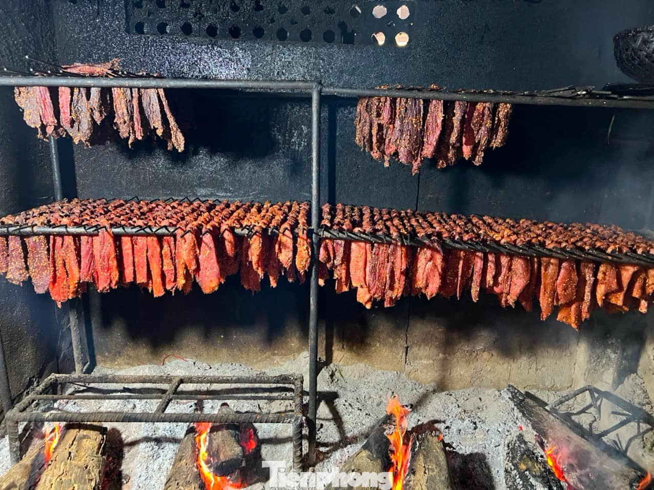 Không chỉ việc chọn thịt, ướp gia vị mới quan trọng, việc chọn củi để nhóm bếp hong thịt cũng được xem là khâu quan trọng để tạo nên sản phẩm ngon. Theo đó, các hộ dân sẽ dùng các loại củi từ cây nhãn, củi săng lẻ để đốt hong thịt. Nếu sử dụng loại củi khác thịt sẽ không thơm. Không chỉ việc chọn thịt, ướp gia vị mới quan trọng, việc chọn củi để nhóm bếp hong thịt cũng được xem là khâu quan trọng để tạo nên sản phẩm ngon. Theo đó, các hộ dân sẽ dùng các loại củi từ cây nhãn, củi săng lẻ để đốt hong thịt. Nếu sử dụng loại củi khác thịt sẽ không thơm.