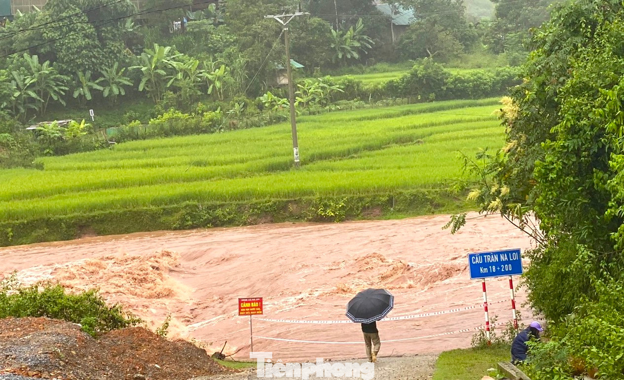 Tuyến đường qua các xã Huồi Tụ - Na Loi- Đoọc Mạy- Keng Đu có chiều dài tuyến 43km bị sạt lở nặng tại 2 điểm. Trong đó có điểm sạt lở taluy dương dài 15m, rộng 3m, cao 1,2m và có điểm sạt với khối lượng đất 500m3. Các phương tiện giao thông không lưu thông được.