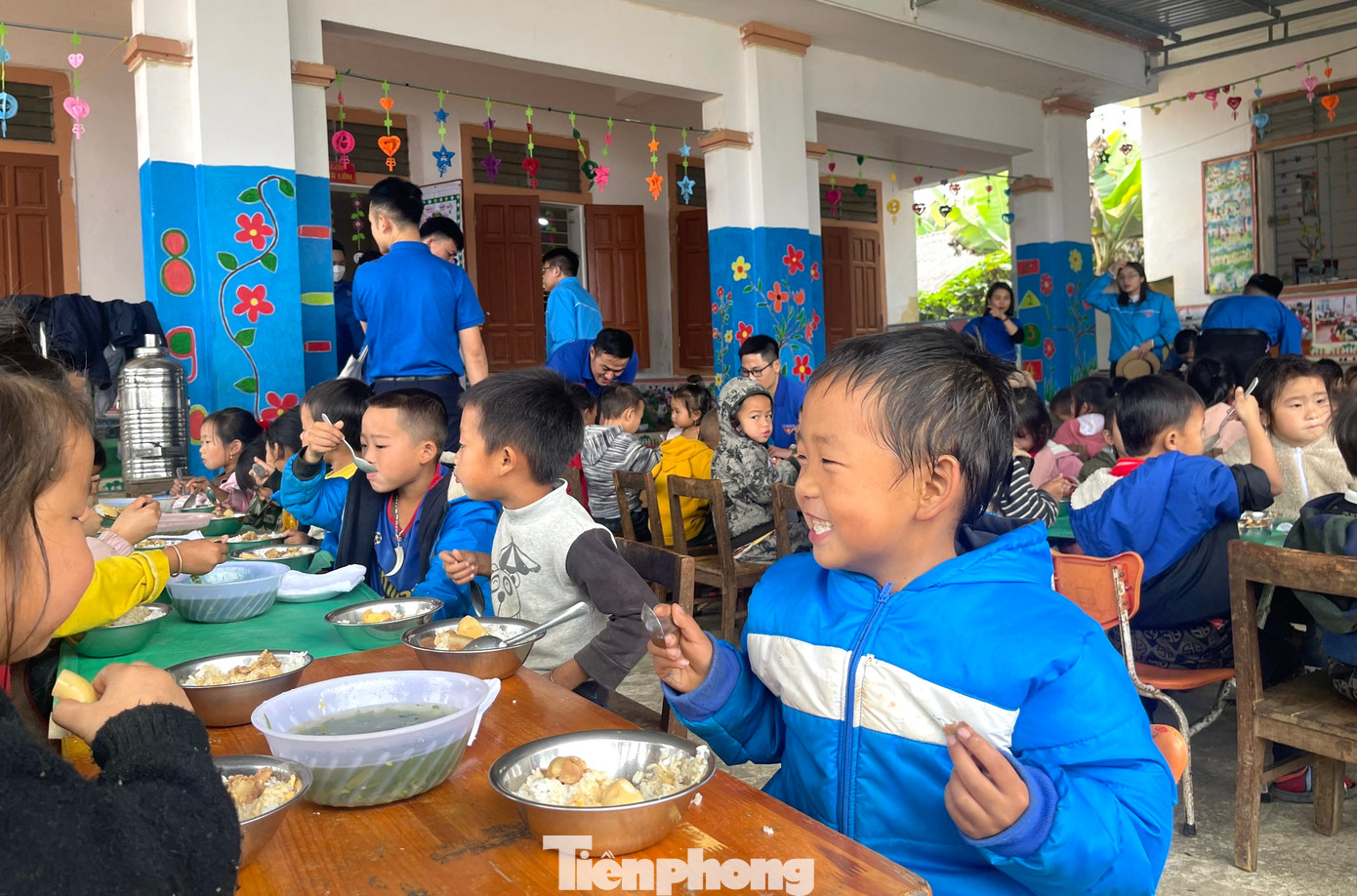 Tổ chức bữa cơm yêu thương cho các em học sinh bán trú ở điểm trường xã Huồi Tụ. Tổ chức bữa cơm yêu thương cho các em học sinh bán trú ở điểm trường xã Huồi Tụ.