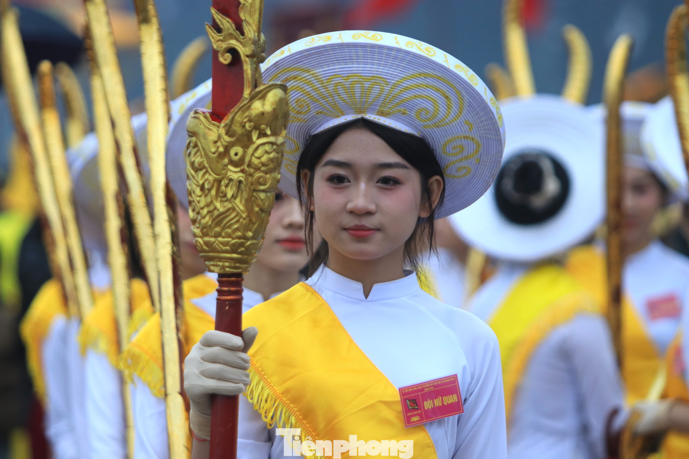 Các thiếu nữ với vẻ ngoài xinh xắn, thanh lịch gây ấn tượng cho du khách khi về tham dự lễ hội.