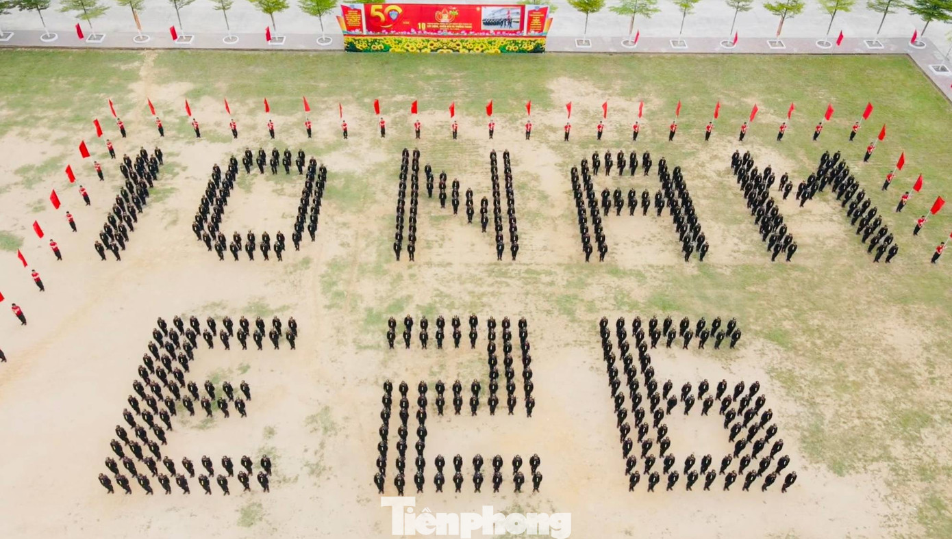 Các chiến sĩ xếp hình đẹp mắt.