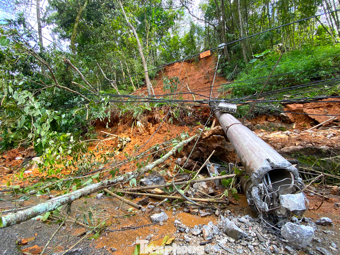 Lượng đất sạt lở lớn khiến dãy kè đá được xây dựng kiên cố cũng bị đổ sập.