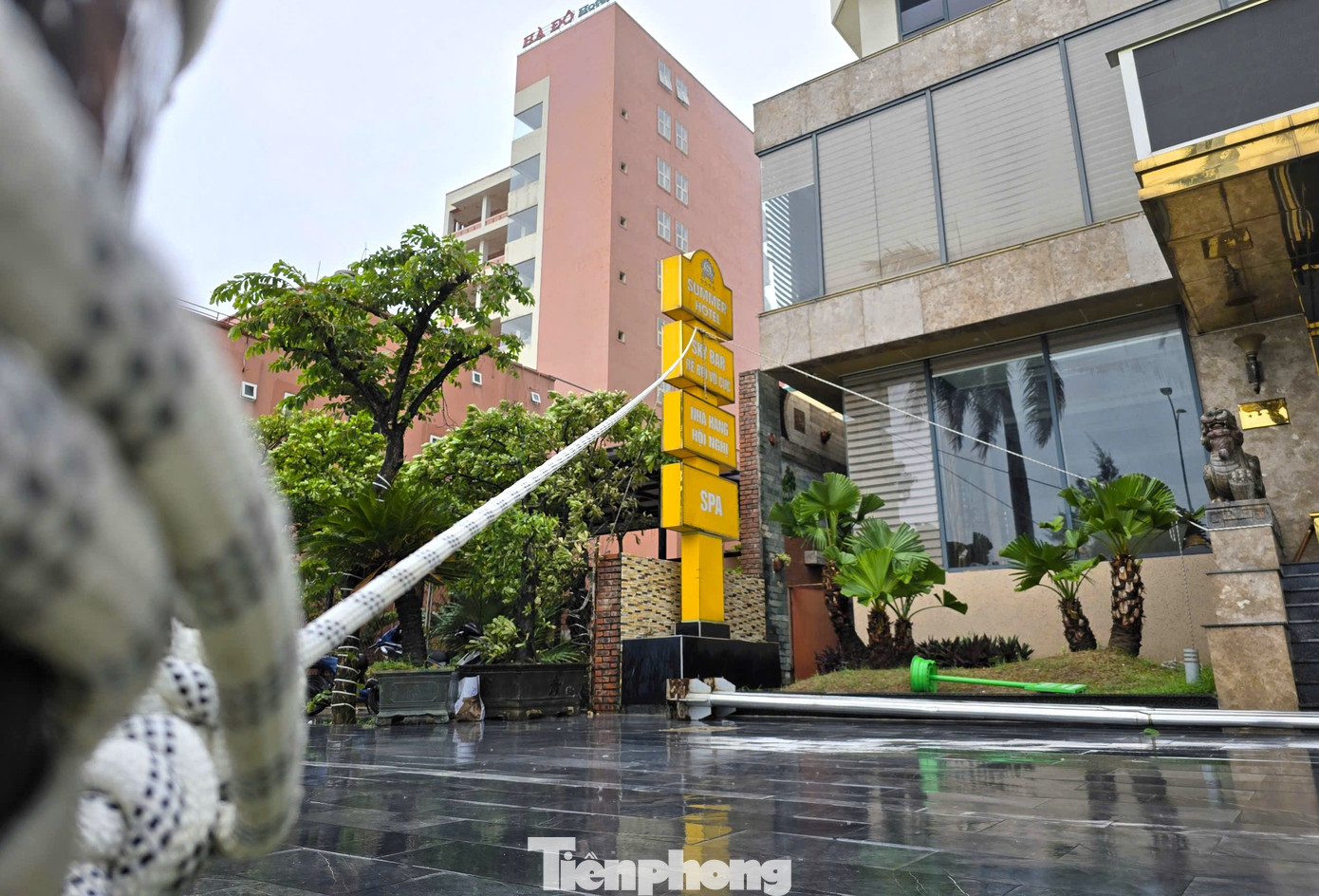 Tấm biển quảng cáo của một khách sạn ở đường Bình Minh (thị xã Cửa Lò, Nghệ An) được chằng néo bằng dây thừng cẩn thận. Tấm biển quảng cáo của một khách sạn ở đường Bình Minh (thị xã Cửa Lò, Nghệ An) được chằng néo bằng dây thừng cẩn thận.