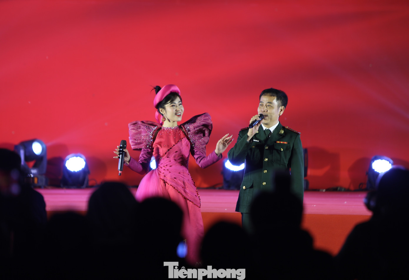 Ca sĩ Hà Myo giao lưu với chiến sĩ bộ đội và người dân.