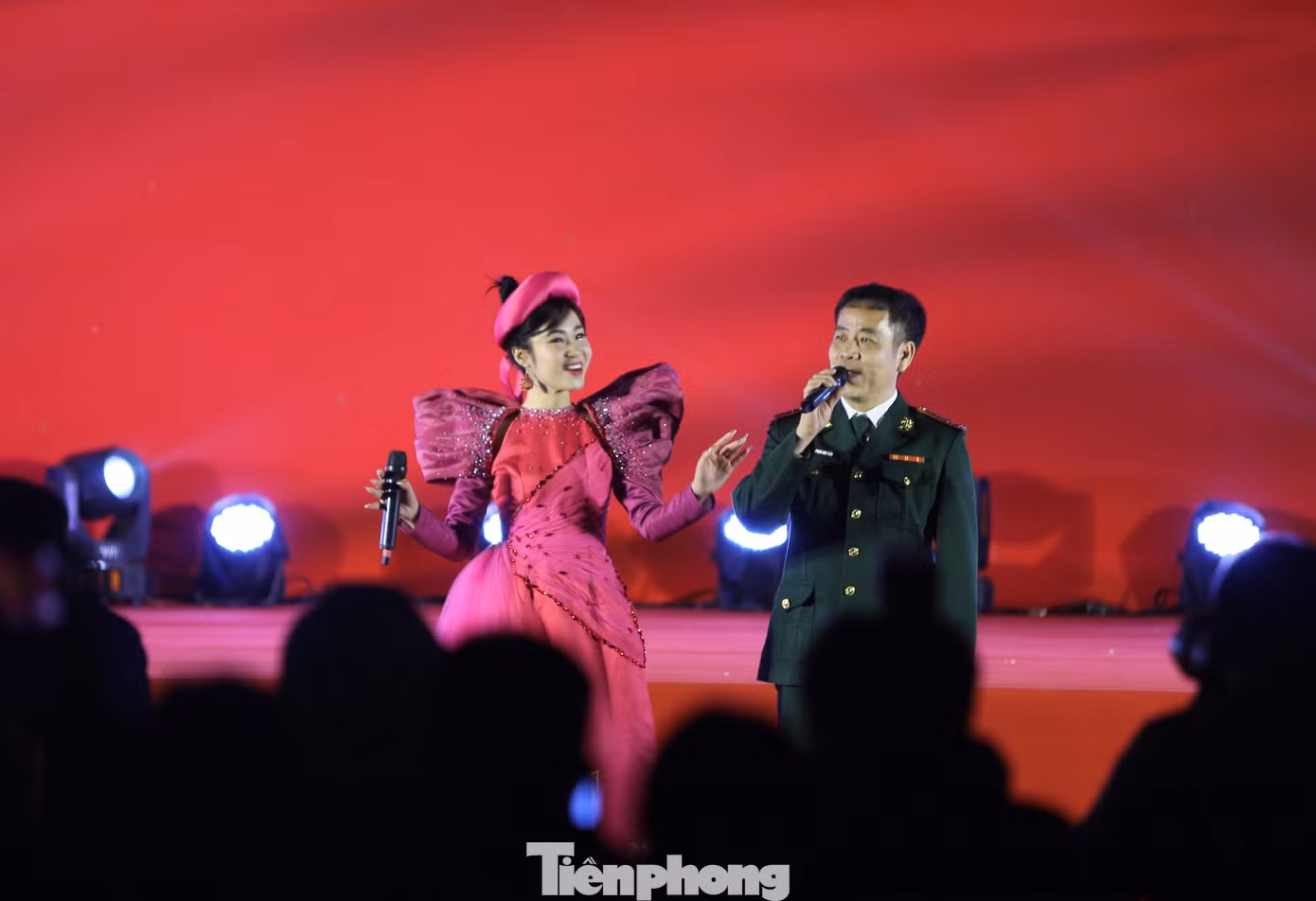 Ca sĩ Hà Myo giao lưu với chiến sĩ bộ đội và người dân. Ca sĩ Hà Myo giao lưu với chiến sĩ bộ đội và người dân.