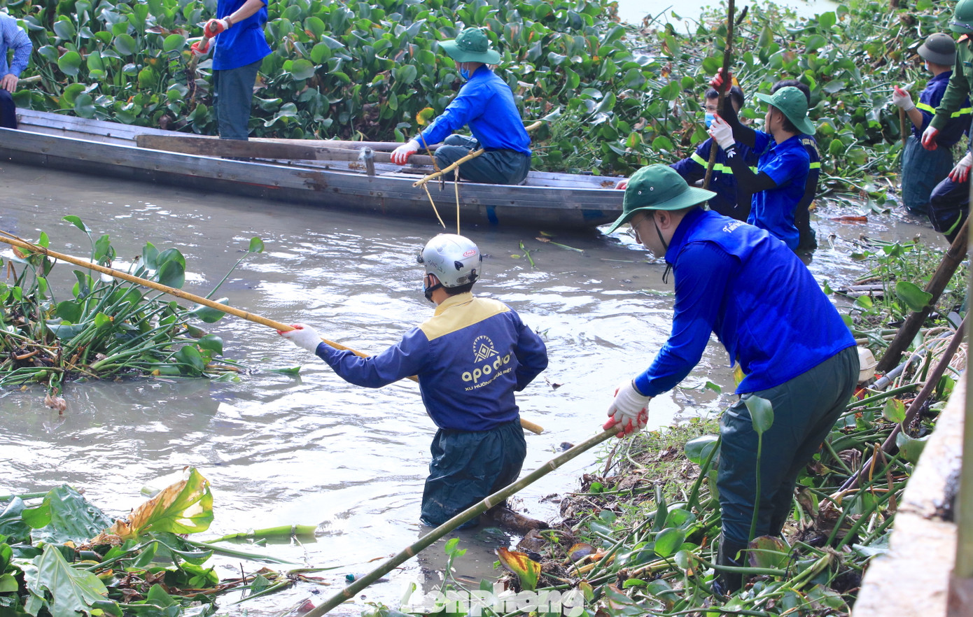 Các chiến sĩ công an, cảnh sát, lực lượng chức năng và người dân trực tiếp xuống khơi thông dòng chảy.