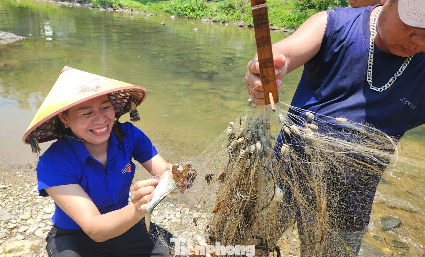 “Nhờ bán cá mát, chúng tôi có tiền để chi trả tiền điện thắp sáng đường, nên người dân không phải đóng góp như trước nữa. Ngoài ra, mỗi năm chúng tôi còn trích một phần để mua sắm đồ dùng chung của bản, thăm và hỗ trợ người già ốm đau, khó khăn…” - ông Nghệ nói.