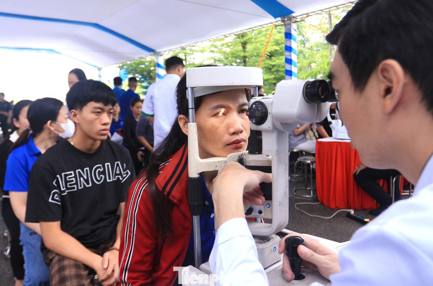 Nhiều máy móc hiện đại được bố trí để phục vụ khám cho thanh niên công nhân và người dân. Nhiều máy móc hiện đại được bố trí để phục vụ khám cho thanh niên công nhân và người dân.