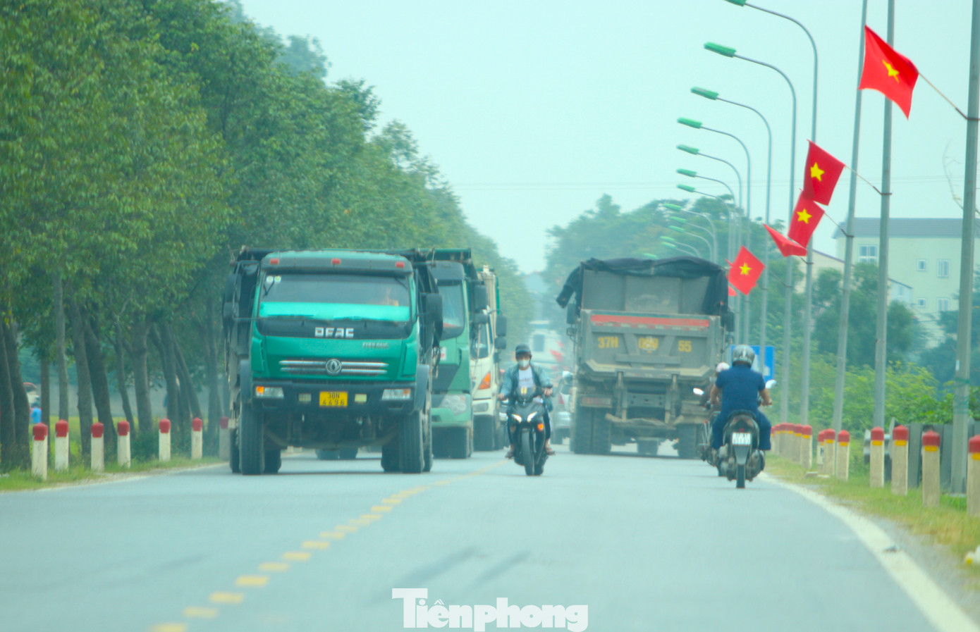 Người dân cho biết, từ khi cầu Yên Xuân được thông xe đến nay, lưu lượng các loại xe ben, xe tải, xe đầu kéo lưu thông ngày càng nhiều. Đặc biệt, thời gian gần đây có dàn xe biển Lào chở quặng và các hàng hóa khác thường xuyên chạy từ cửa khẩu về đi qua tuyến này để giảm thiểu quãng đường đi.