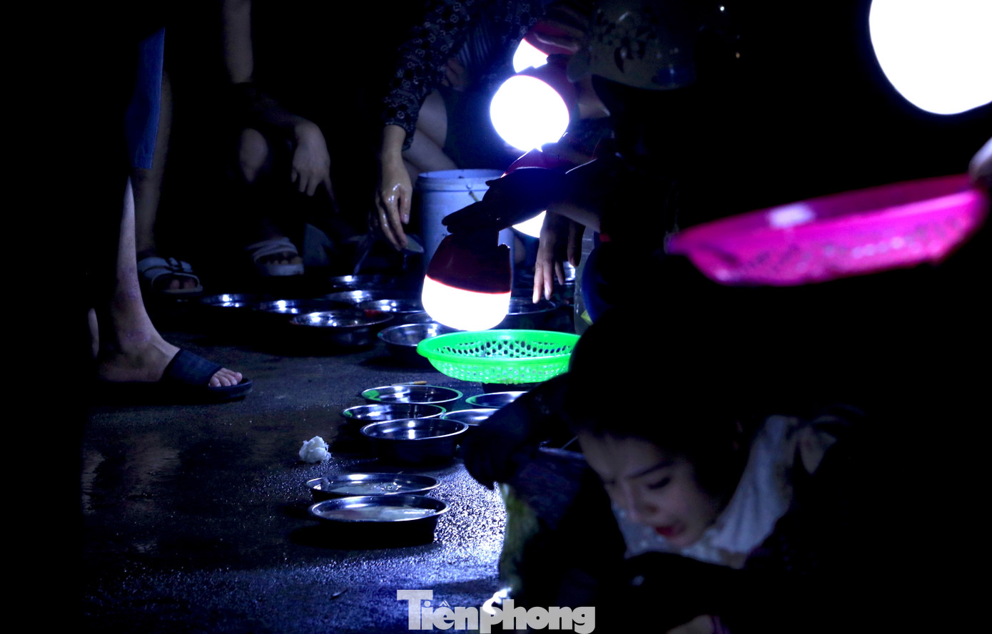 Mỗi người bán mang theo những chiếc bóng đèn tích điện đủ sáng để soi tạo hiệu ứng mực nhấp nháy dưới ánh đèn, kích thích thị giác cho khách xem và mua.