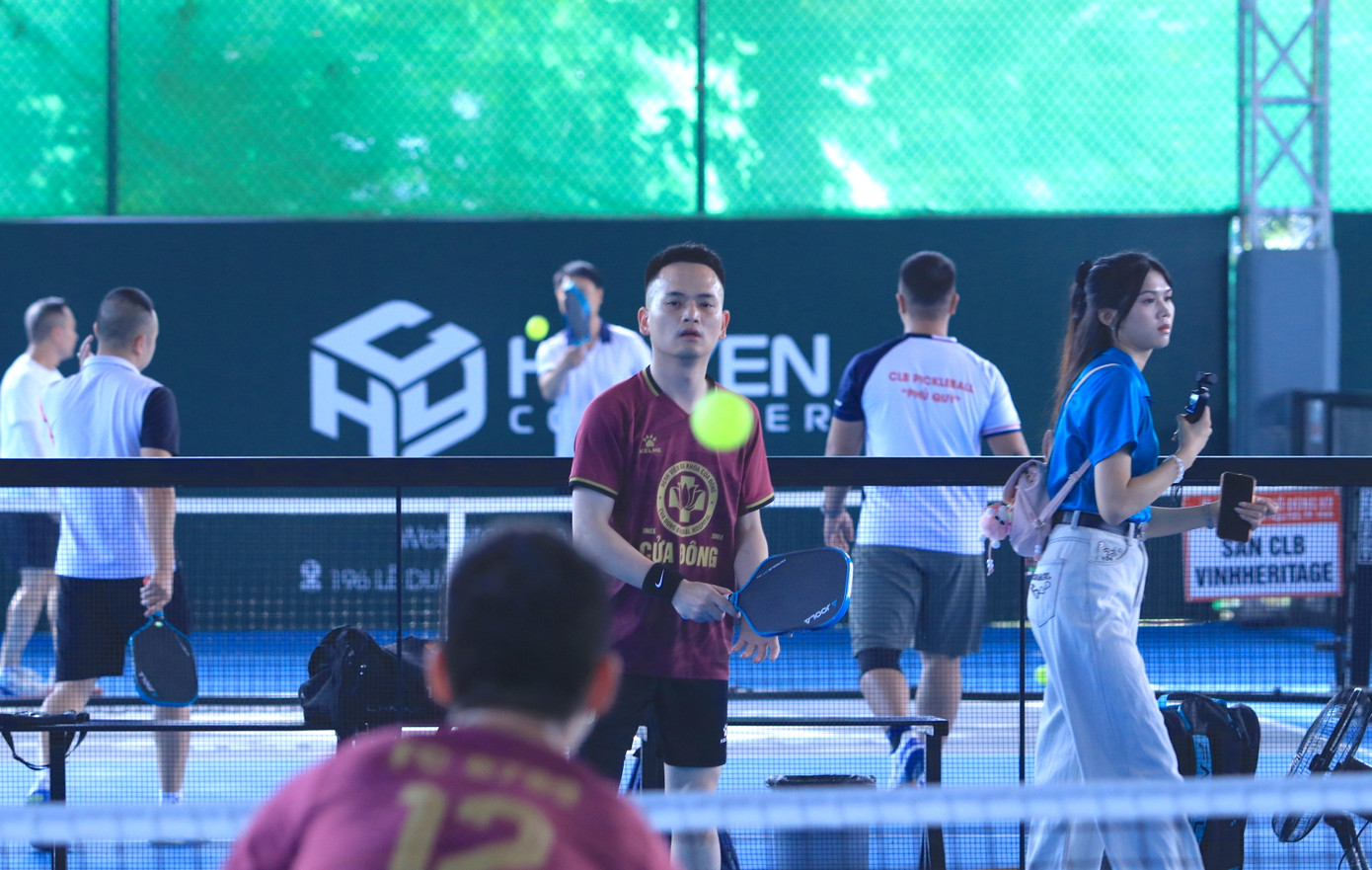 Các vận động viên tham gia giải tiến hành khởi động. Các vận động viên tham gia giải tiến hành khởi động.