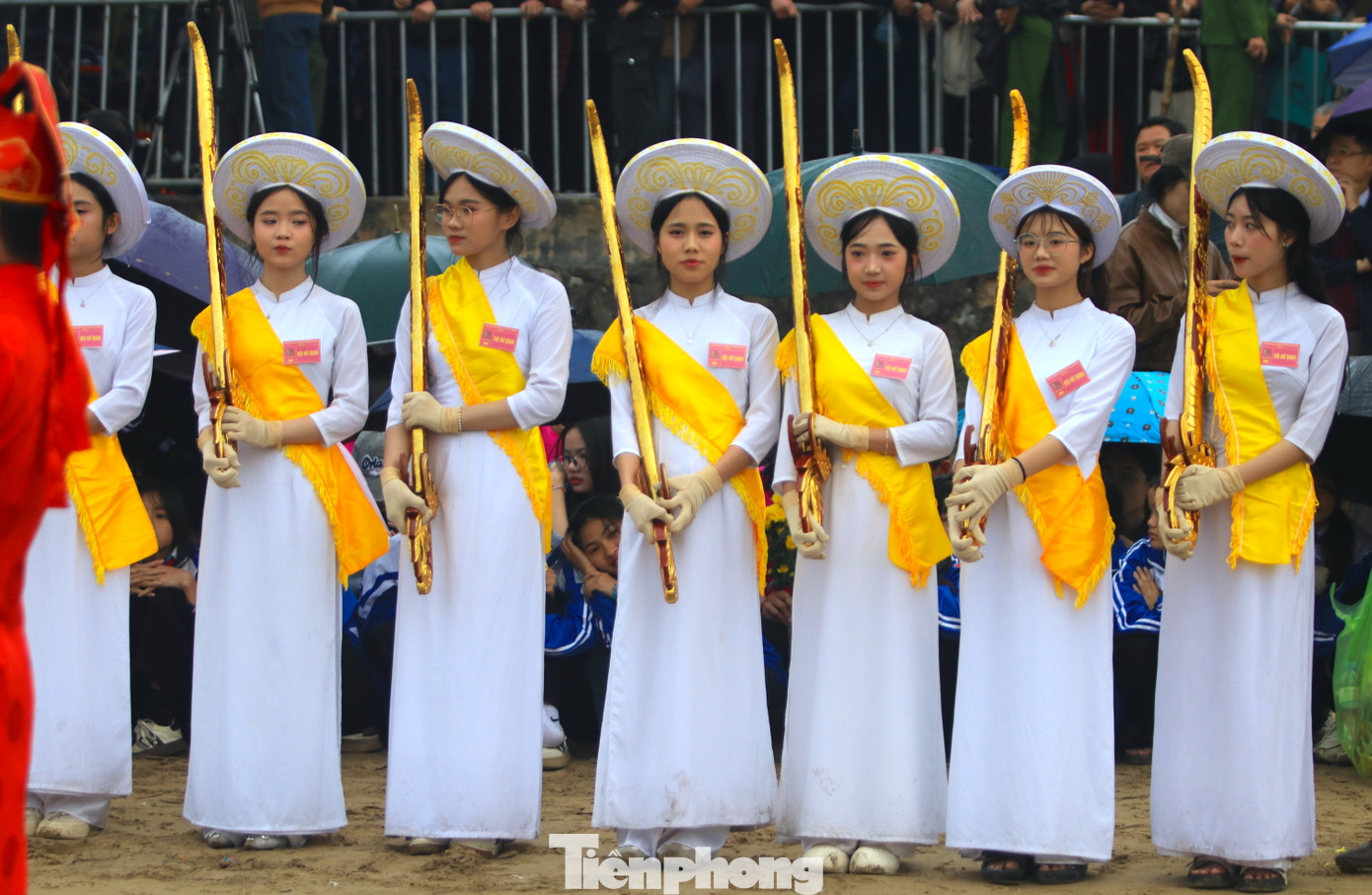Trong quá trình thực hiện nghi thức cầu ngư, 23 thiếu nữ tay cầm bảo kiếm xếp thành 2 hàng đứng trang nghiêm 2 bên.