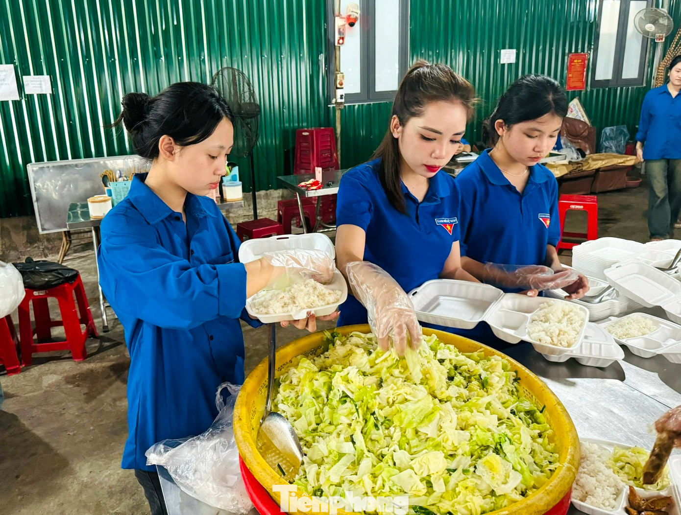 Chị Lô Thị Lan - Bí thư Đoàn thị trấn Thạch Giám (huyện Tương Dương, Nghệ An) cho biết, trong trưa 5/6, Huyện Đoàn Tương Dương đã triển khai nấu 198 suất cơm để trao tặng các sĩ tử.