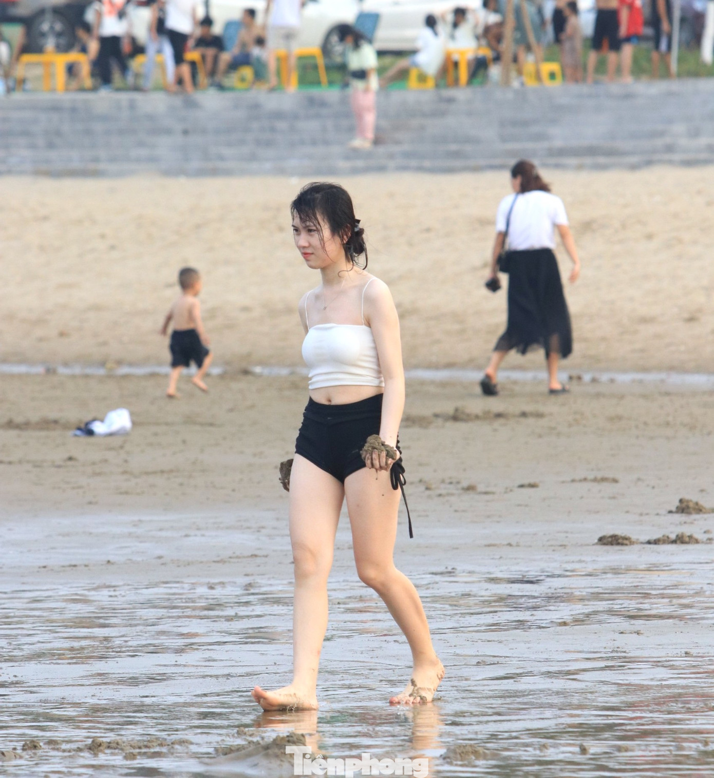 Không chỉ tắm và chơi cùng sóng, nhiều thanh niên nam nữ còn ném cát để rượt đuổi vui đùa nhau trên bãi biển. Không chỉ tắm và chơi cùng sóng, nhiều thanh niên nam nữ còn ném cát để rượt đuổi vui đùa nhau trên bãi biển.