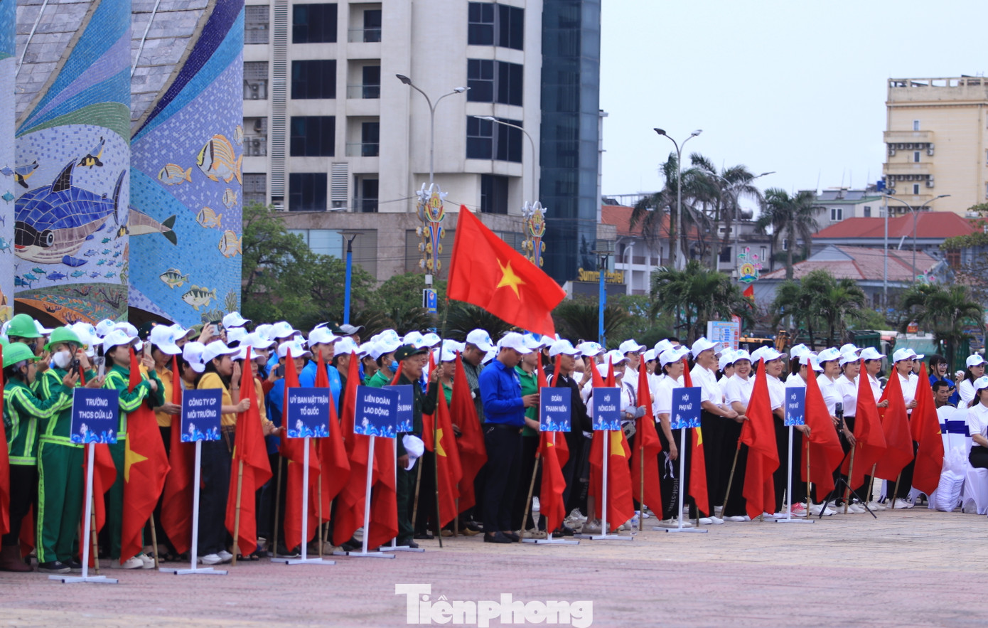 Phát biểu tại buổi lễ, ông Trần Quang Lâm - Phó Chủ tịch UBND TP. Vinh, nhấn mạnh: Bảo vệ môi trường biển không chỉ là nhiệm vụ cấp thiết trước những thách thức của biến đổi khí hậu và ô nhiễm rác thải, mà còn là yếu tố sống còn đối với sự phát triển kinh tế, du lịch và chất lượng sống của người dân. "Chúng ta hãy bắt đầu từ những hành động nhỏ như không xả rác bừa bãi, hạn chế sử dụng nhựa dùng một lần, để cùng nhau gìn giữ vẻ đẹp biển Cửa Lò", ông Lâm nói.