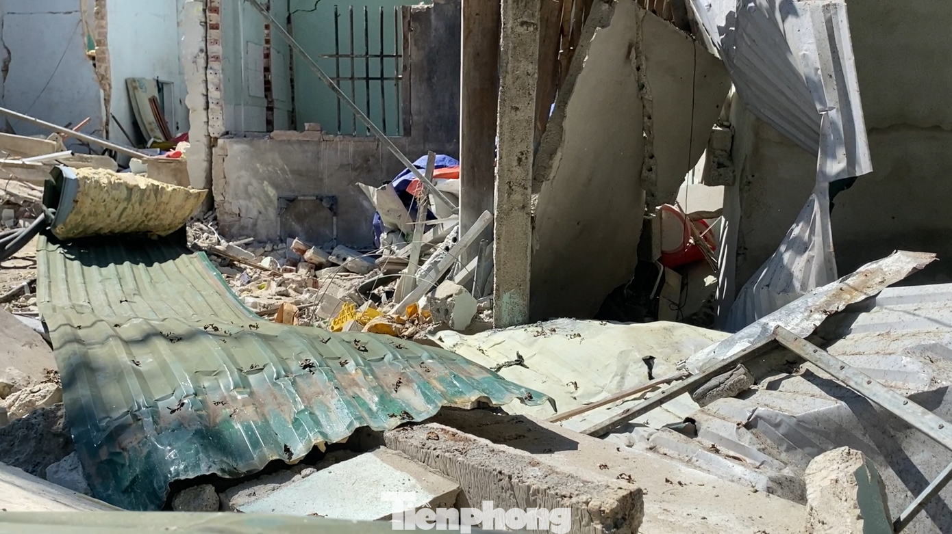 Cơ quan công an sau đó đã có mặt tại hiện trường điều tra làm rõ nguyên nhân vụ việc. Cơ quan công an sau đó đã có mặt tại hiện trường điều tra làm rõ nguyên nhân vụ việc.