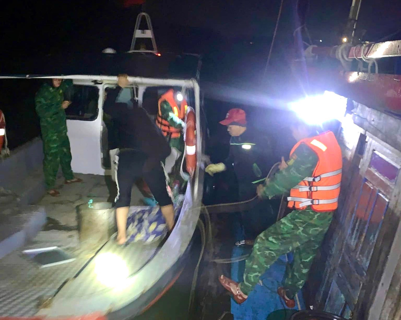 Các chiến sĩ bộ đội biên phòng cứu thành công 4 thuyền viên vào bờ an toàn. Các chiến sĩ bộ đội biên phòng cứu thành công 4 thuyền viên vào bờ an toàn.