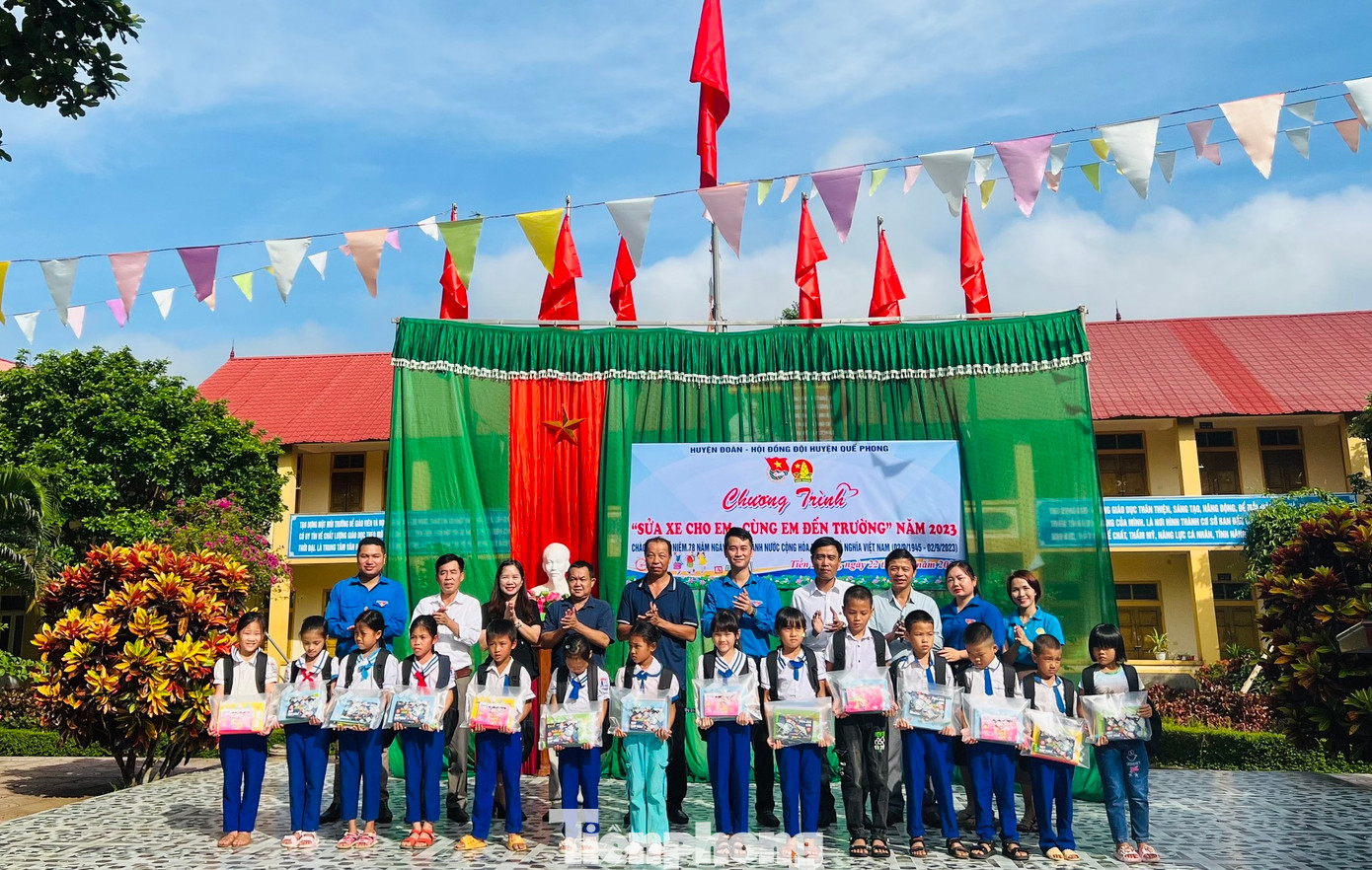 Cũng trong chương trình, Huyện đoàn - Hội đồng Đội huyện Quế Phong đã trao tặng 15 suất quà cho các em học sinh có hoàn cảnh khó khăn.