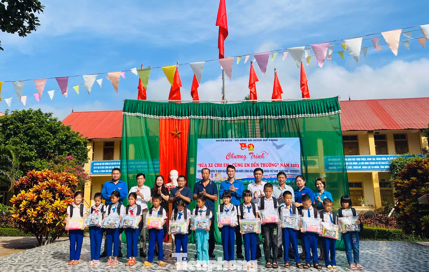 Cũng trong chương trình, Huyện đoàn - Hội đồng Đội huyện Quế Phong đã trao tặng 15 suất quà cho các em học sinh có hoàn cảnh khó khăn.