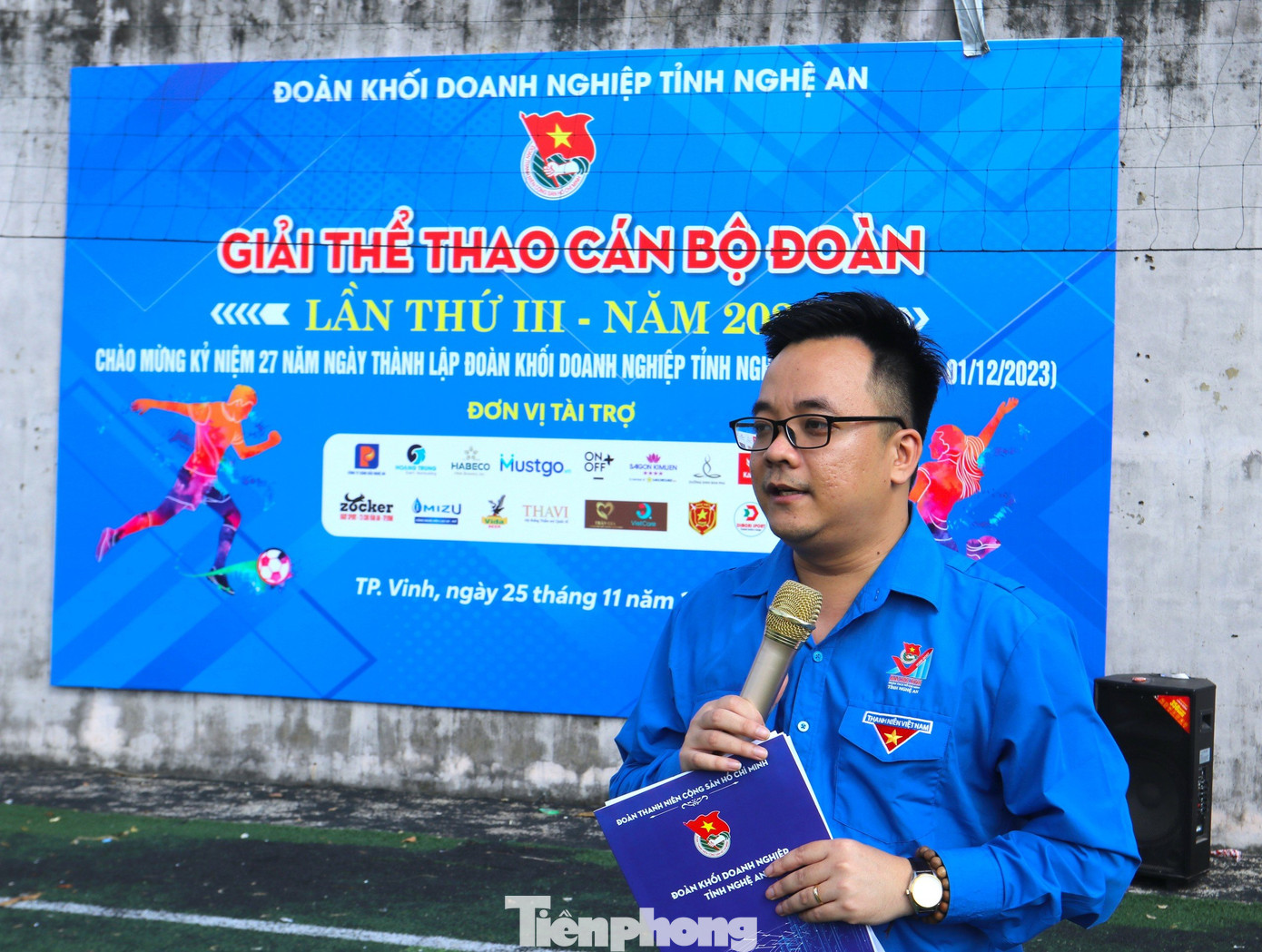 Anh Nguyễn Bá Tuấn Anh - Bí thư Đoàn khối Doanh nghiệp tỉnh Nghệ An phát biểu khai mạc giải và trao cờ lưu niệm cho các đội tham dự.