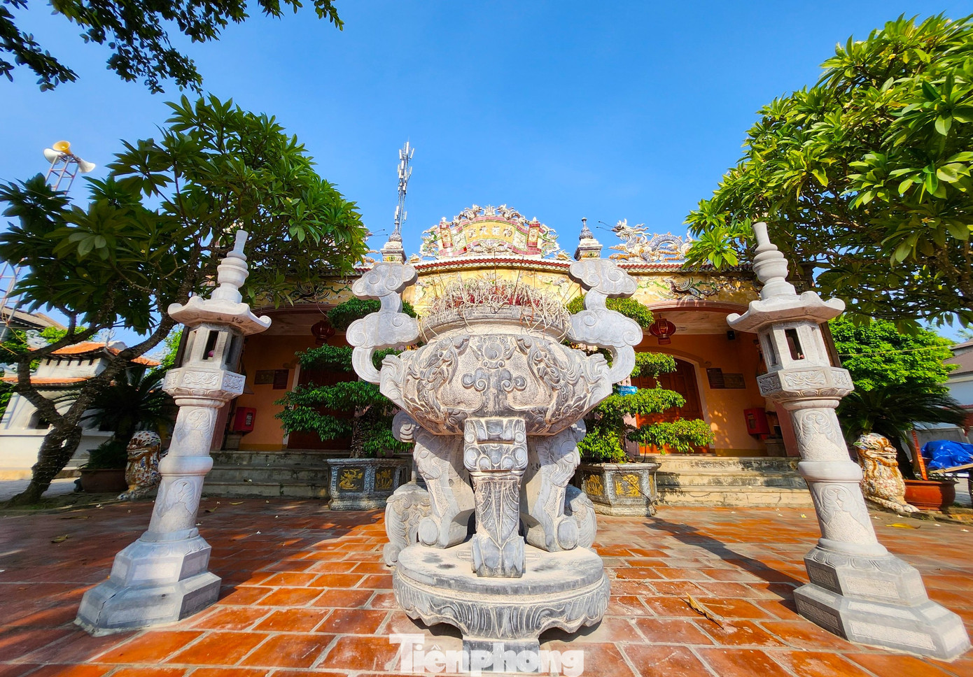 Trải qua thời gian dài, ngôi đền xuống cấp nên vào năm 2004, nhân dân đã góp công, góp sức phục hồi tôn tạo nhà hạ điện. Năm 2007, phục hồi tôn tạo cổng tam quan và nhà thượng điện bằng nguồn kinh phí hỗ trợ của UBND phường Nghi Thủy kết hợp với nguồn công đức. Từ đó các hoạt động văn hóa ở đền được phục hồi trở lại như xưa. Trải qua thời gian dài, ngôi đền xuống cấp nên vào năm 2004, nhân dân đã góp công, góp sức phục hồi tôn tạo nhà hạ điện. Năm 2007, phục hồi tôn tạo cổng tam quan và nhà thượng điện bằng nguồn kinh phí hỗ trợ của UBND phường Nghi Thủy kết hợp với nguồn công đức. Từ đó các hoạt động văn hóa ở đền được phục hồi trở lại như xưa.