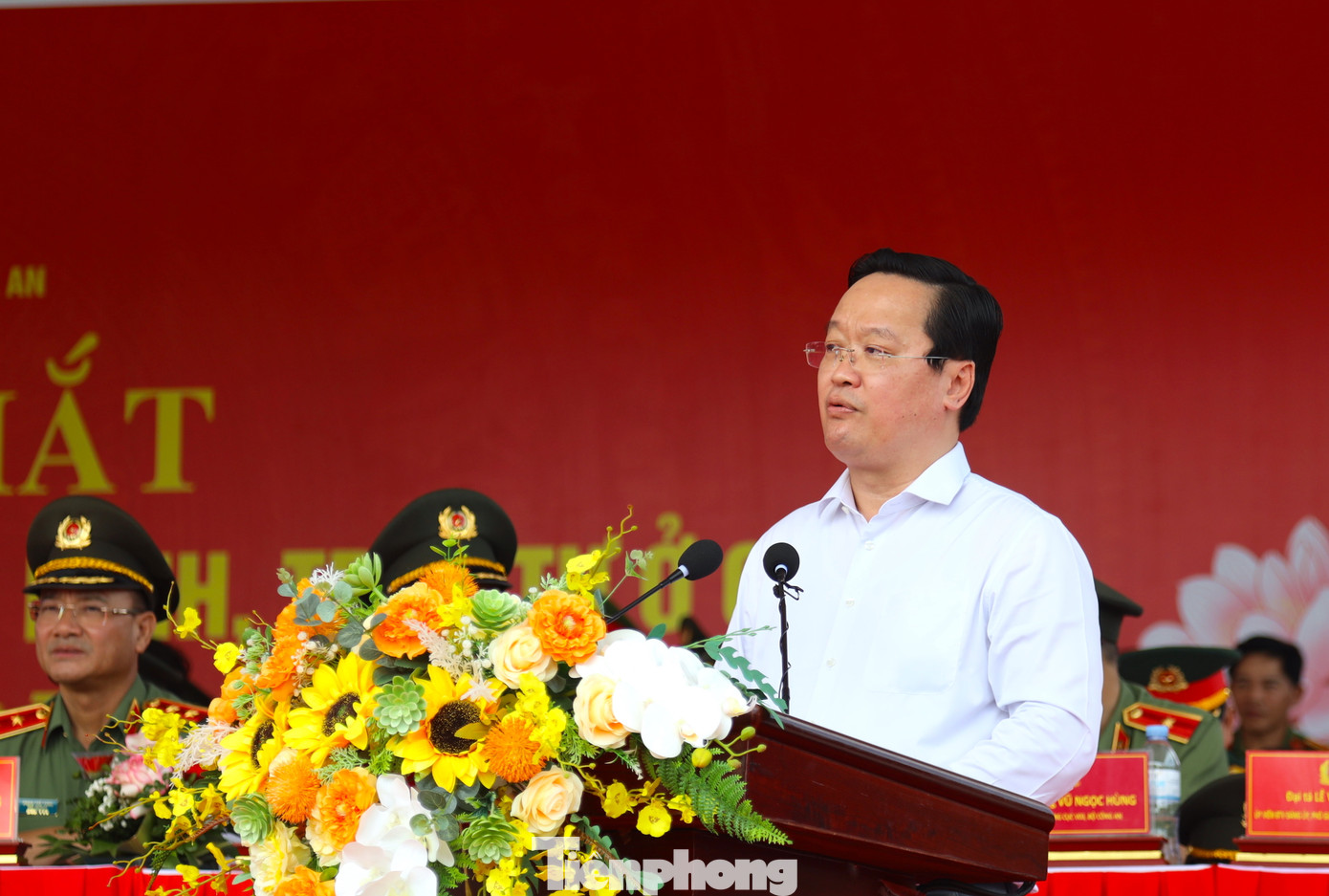 Chủ tịch UBND tỉnh Nghệ An Nguyễn Đức Trung phát biểu tại buổi lễ. Chủ tịch UBND tỉnh Nghệ An Nguyễn Đức Trung phát biểu tại buổi lễ.