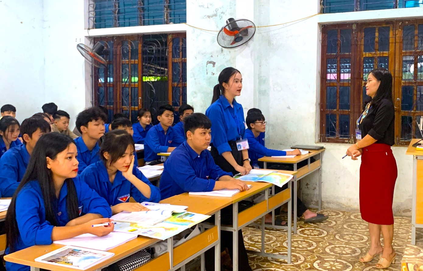 Bắt đầu từ lớp 10, Hương bắt đầu chọn môn Địa lý là môn thế mạnh để tập trung học. Bắt đầu từ lớp 10, Hương bắt đầu chọn môn Địa lý là môn thế mạnh để tập trung học.