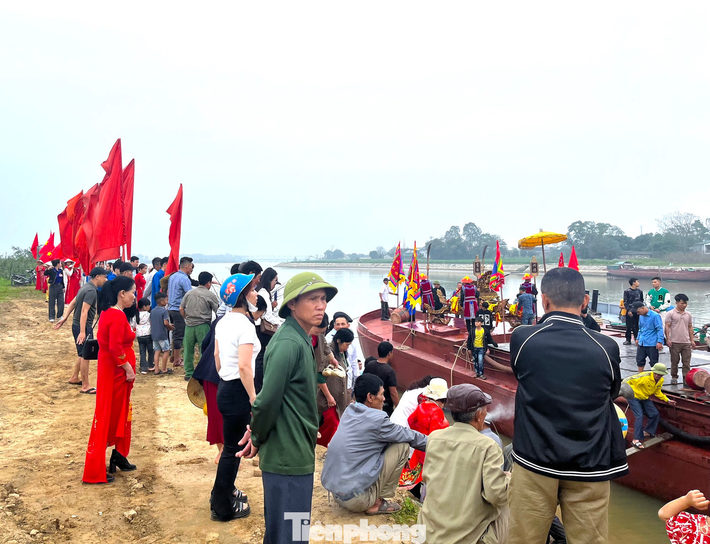 Từ sáng sớm, đoàn nghi lễ rước kiệu từ đền Thanh Liệt khởi hành ra bãi bồi ven sông Lam rồi di chuyển lên những chiếc thuyền được trang trí cờ hoa rực rỡ, mang theo mâm lễ vật dâng lên các vị thần linh.