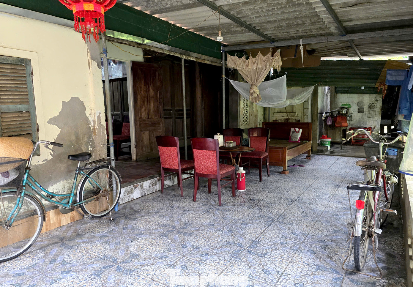 Hàng ngày, nhiều hộ gia đình sống chật vật trong những căn nhà chật hẹp. Thậm chí người dân phải kê cả giường nằm ngoài sân nhà. “Nhà tôi có 3 thế hệ, 8 thành viên ở. Đất vườn rộng 300m2 nhưng không thể tách bìa cho con. Nhà xây hàng chục năm trước, chật chội, xuống cấp, không có không gian cho con cháu sinh hoạt, học tập nhưng không được phép cơi nới, sửa chữa. Hầu như năm nào ở đây cũng ngập, có năm nước sông dâng cao lên tận nóc nhà. Tôi già rồi, cũng sống quen với lũ nhưng còn con cái, các cháu nhỏ nếu còn ở đây về lâu dài sẽ rất nguy hiểm”, ông Chu Sinh Huy (SN 1958) nói và cho hay, mong muốn các cơ quan chức năng sớm cho người dân đến khu tái định cư mới.