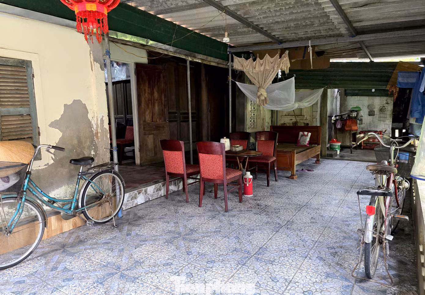 Hàng ngày, nhiều hộ gia đình sống chật vật trong những căn nhà chật hẹp. Thậm chí người dân phải kê cả giường nằm ngoài sân nhà. “Nhà tôi có 3 thế hệ, 8 thành viên ở. Đất vườn rộng 300m2 nhưng không thể tách bìa cho con. Nhà xây hàng chục năm trước, chật chội, xuống cấp, không có không gian cho con cháu sinh hoạt, học tập nhưng không được phép cơi nới, sửa chữa. Hầu như năm nào ở đây cũng ngập, có năm nước sông dâng cao lên tận nóc nhà. Tôi già rồi, cũng sống quen với lũ nhưng còn con cái, các cháu nhỏ nếu còn ở đây về lâu dài sẽ rất nguy hiểm”, ông Chu Sinh Huy (SN 1958) nói và cho hay, mong muốn các cơ quan chức năng sớm cho người dân đến khu tái định cư mới.