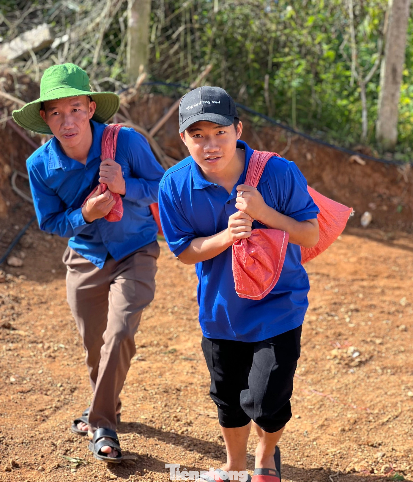 Những nam thanh niên khỏe mạnh phụ trách cõng từng bì cát, đá lớn nặng cả chục kilogam. Những nam thanh niên khỏe mạnh phụ trách cõng từng bì cát, đá lớn nặng cả chục kilogam.