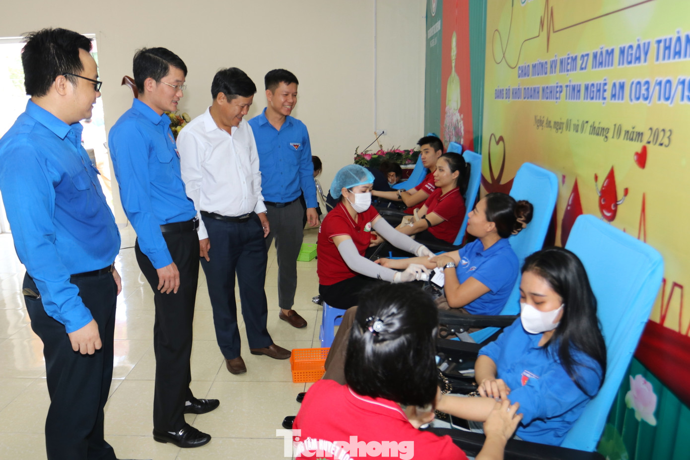 Anh Trần Quang Hòa - Phó Bí thư Thường trực Đảng uỷ khối Doanh nghiệp tỉnh Nghệ An và anh Trần Linh - Phó Bí thư Tỉnh Đoàn Nghệ An cùng lãnh đạo Đoàn khối Doanh nghiệp tỉnh Nghệ An thăm hỏi, động viên các đoàn viên tham gia hiến máu. Anh Trần Quang Hòa - Phó Bí thư Thường trực Đảng uỷ khối Doanh nghiệp tỉnh Nghệ An và anh Trần Linh - Phó Bí thư Tỉnh Đoàn Nghệ An cùng lãnh đạo Đoàn khối Doanh nghiệp tỉnh Nghệ An thăm hỏi, động viên các đoàn viên tham gia hiến máu.