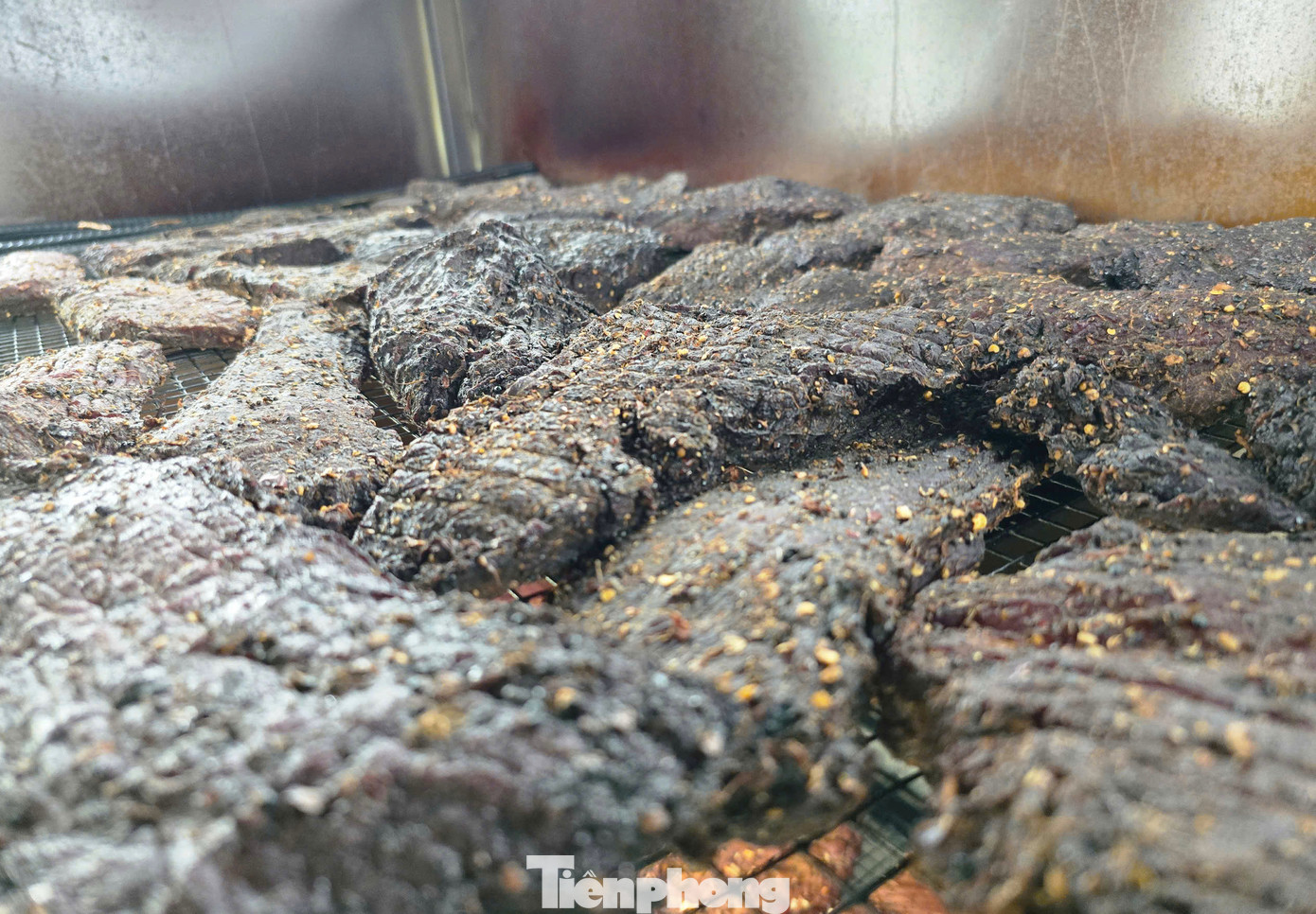 Thịt trâu, bò gác bếp còn được gọi là giàng xuất phát từ cách bảo quản, dự trữ thịt của người dân vùng cao từ hàng trăm năm qua. Do ngày xưa không có tủ lạnh nên người dân thường hong thịt tươi trên bếp để bảo quản và sử dụng lâu dài. Khi người miền xuôi lên ăn thấy ngon và đặt mua về làm quà, món ăn này trở thành đặc sản đắt đỏ. Thịt trâu, bò gác bếp còn được gọi là giàng xuất phát từ cách bảo quản, dự trữ thịt của người dân vùng cao từ hàng trăm năm qua. Do ngày xưa không có tủ lạnh nên người dân thường hong thịt tươi trên bếp để bảo quản và sử dụng lâu dài. Khi người miền xuôi lên ăn thấy ngon và đặt mua về làm quà, món ăn này trở thành đặc sản đắt đỏ.