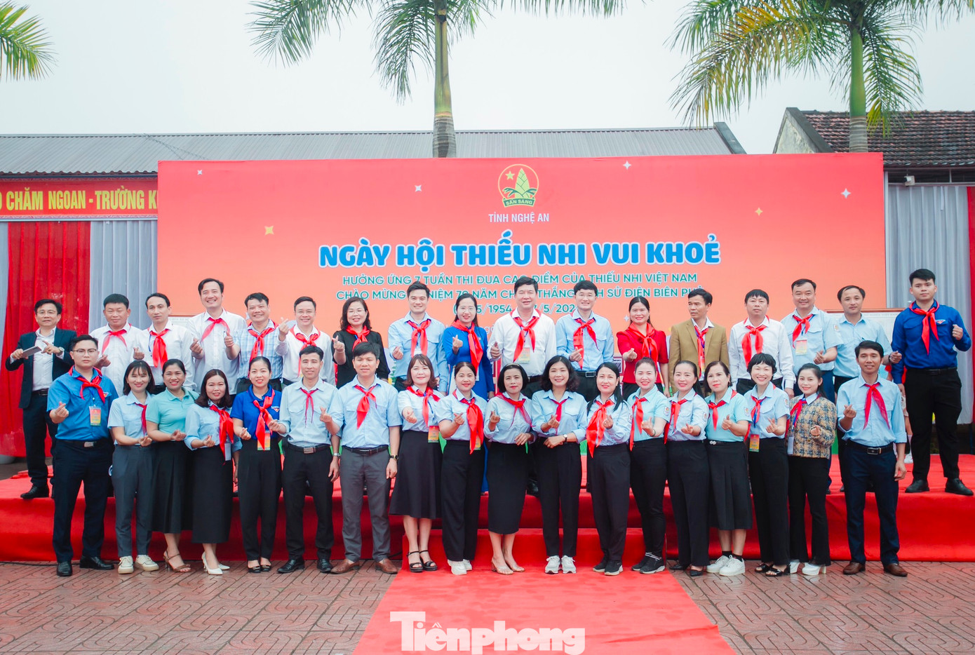 Các đại biểu chụp hình lưu niệm tại ngày hội. Các đại biểu chụp hình lưu niệm tại ngày hội.