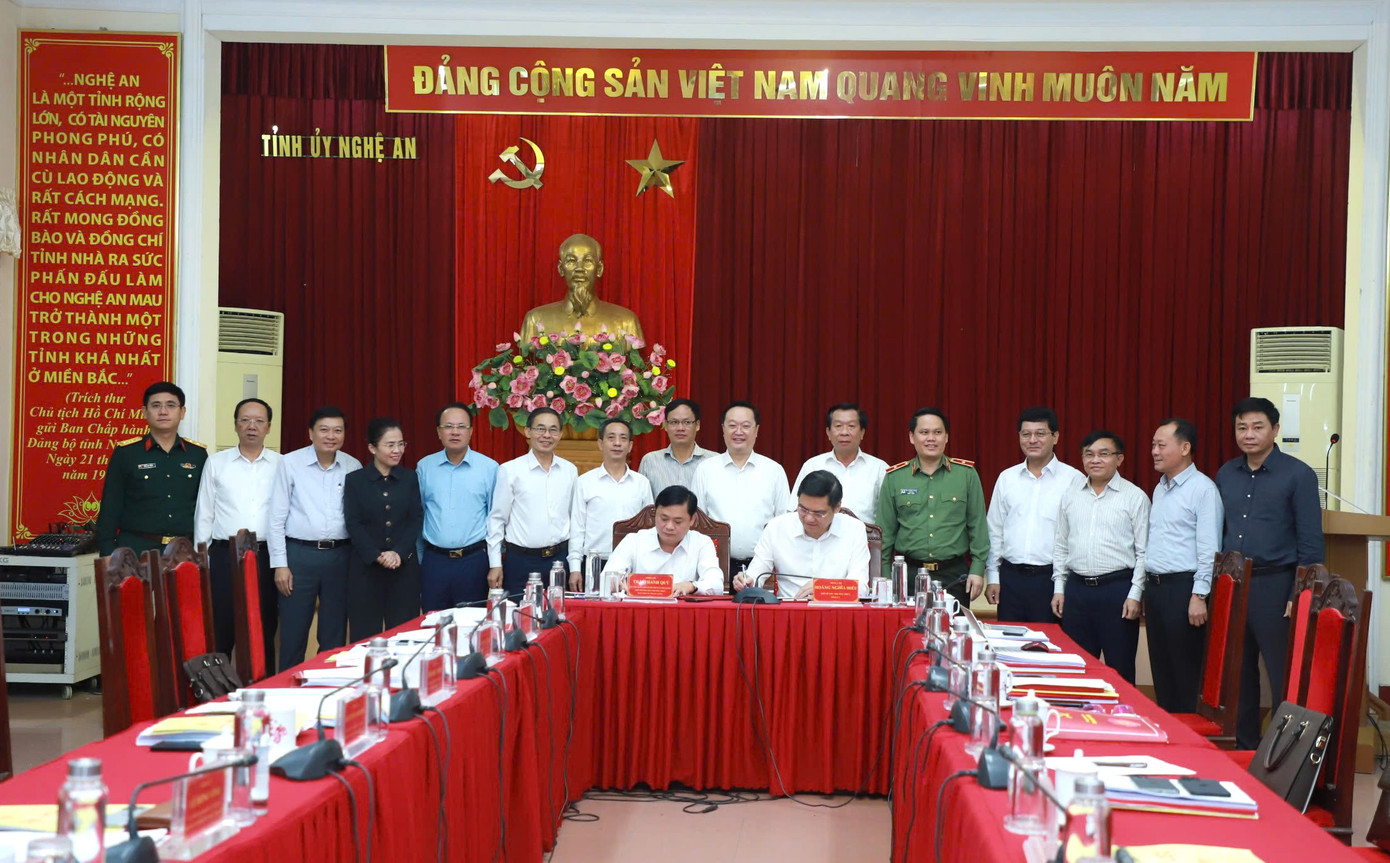 Ông Thái Thanh Quý và ông Hoàng Nghĩa Hiếu ký biên bản bàn giao nhiệm vụ điều hành công việc Tỉnh ủy Nghệ An. Ông Thái Thanh Quý và ông Hoàng Nghĩa Hiếu ký biên bản bàn giao nhiệm vụ điều hành công việc Tỉnh ủy Nghệ An.