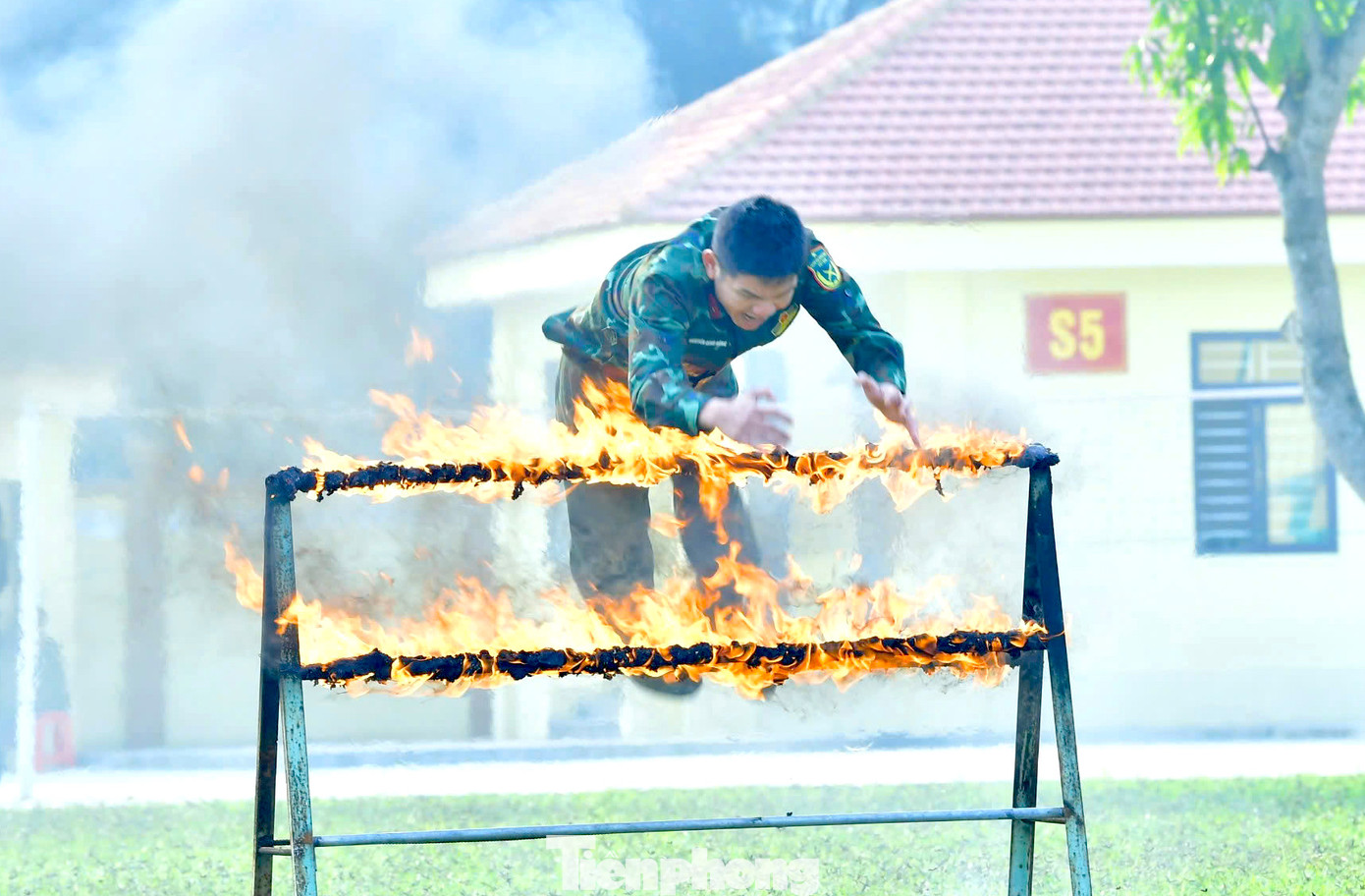 Với bài tập vượt qua hàng rào lửa, tường lửa sẽ giúp người lính trinh sát tăng khả năng phán đoán, rèn luyện tinh thần hành động kiên quyết và lòng dũng cảm. Với bài tập vượt qua hàng rào lửa, tường lửa sẽ giúp người lính trinh sát tăng khả năng phán đoán, rèn luyện tinh thần hành động kiên quyết và lòng dũng cảm.