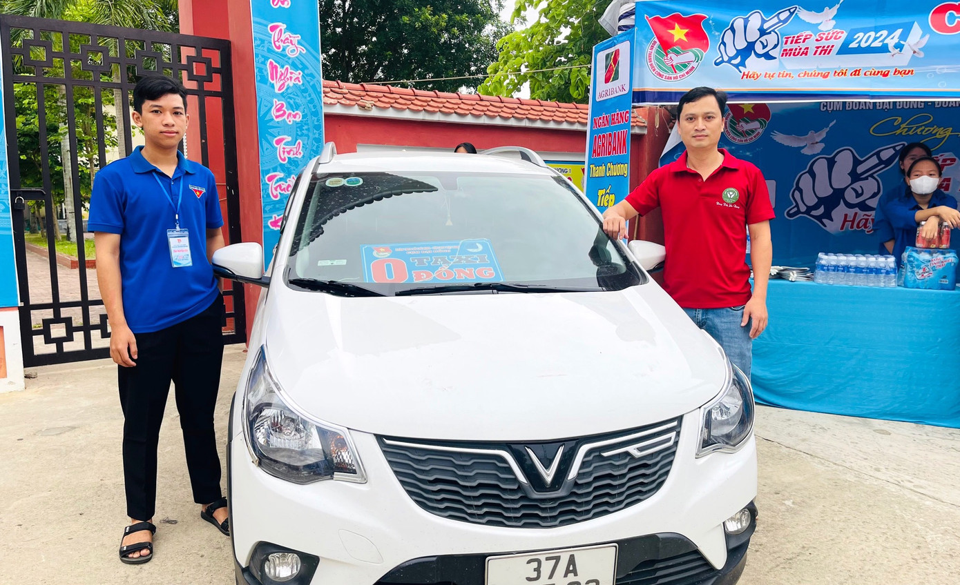 Các đoàn viên thanh niên huyện Thanh Chương (Nghệ An) lập nhiều đội hình xe ôm, xe taxi 0 đồng để hỗ trợ vận chuyển miễn phí thí sinh và người nhà có hoàn cảnh khó khăn. Các đoàn viên thanh niên huyện Thanh Chương (Nghệ An) lập nhiều đội hình xe ôm, xe taxi 0 đồng để hỗ trợ vận chuyển miễn phí thí sinh và người nhà có hoàn cảnh khó khăn.