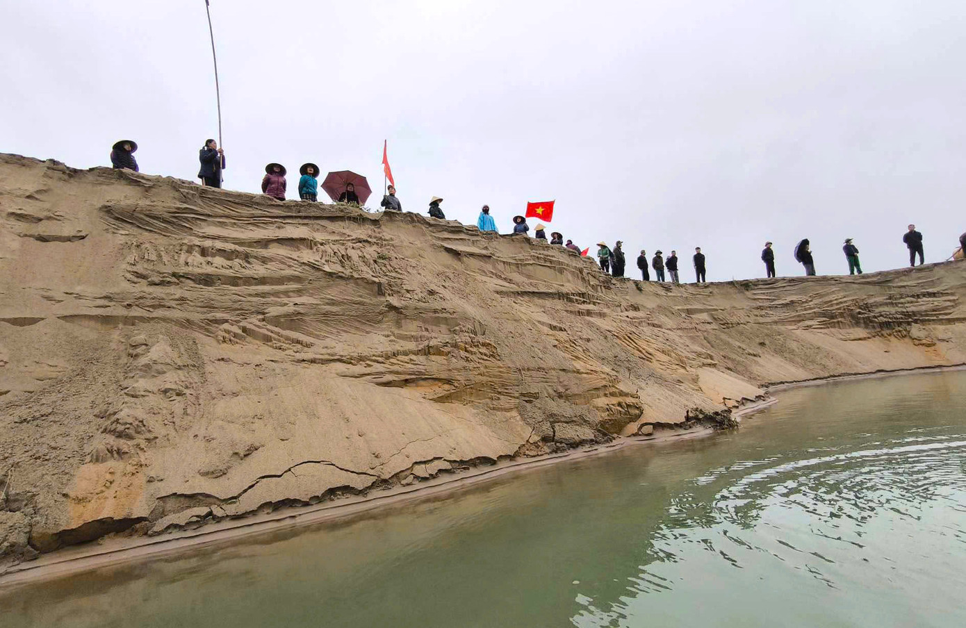 Người dân tập trung tại bãi bồi sông Lam để phản đối doanh nghiệp khai thác cát nhiều ngày qua.