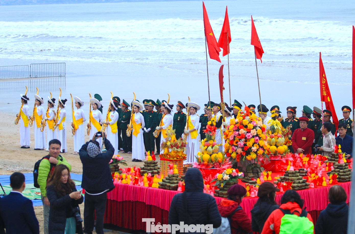 23 cô gái đứng xếp thành hàng còn tạo ra sự đặc biệt và ấn tượng cho lễ hội.. 23 cô gái đứng xếp thành hàng còn tạo ra sự đặc biệt và ấn tượng cho lễ hội..