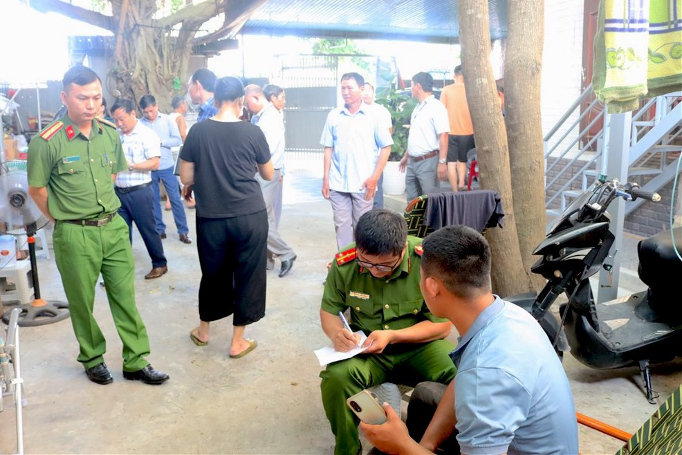 Đoàn kiểm tra của UBND thị trấn Cầu Giát làm việc tại cơ sở chữa bệnh của ông Q.