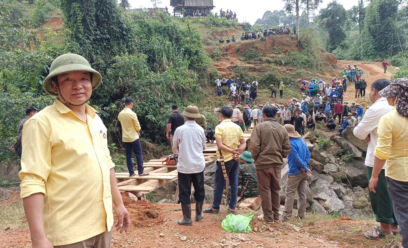 Trước đó, vào đợt mưa lũ tháng 10 vừa qua, cây cầu đi qua khe Nậm Tột vào 3 bản Huôi Xái, Mường Lống, Nậm Tột (xã Tri Lễ) bị lũ dữ cuốn trôi. Cầu bị lũ cuốn, hơn 1000 người dân của 3 bản bị cô lập. Muốn đi ra ngoài, người dân phải lội suối. Trước đó, vào đợt mưa lũ tháng 10 vừa qua, cây cầu đi qua khe Nậm Tột vào 3 bản Huôi Xái, Mường Lống, Nậm Tột (xã Tri Lễ) bị lũ dữ cuốn trôi. Cầu bị lũ cuốn, hơn 1000 người dân của 3 bản bị cô lập. Muốn đi ra ngoài, người dân phải lội suối.