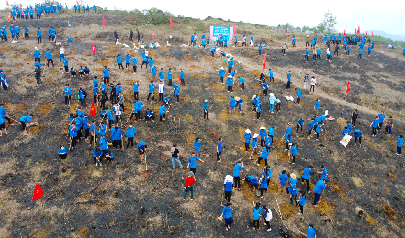Ngày 9/2, thầy Nguyễn Văn Minh - Bí thư Đoàn trường THPT Thanh Chương 3 (huyện Thanh Chương, Nghệ An) cho biết, toàn trường vừa tổ chức ra quân “Tết trồng cây đời đời nhớ ơn Bác Hồ” Xuân Ất Tỵ 2025. Ngày 9/2, thầy Nguyễn Văn Minh - Bí thư Đoàn trường THPT Thanh Chương 3 (huyện Thanh Chương, Nghệ An) cho biết, toàn trường vừa tổ chức ra quân “Tết trồng cây đời đời nhớ ơn Bác Hồ” Xuân Ất Tỵ 2025.