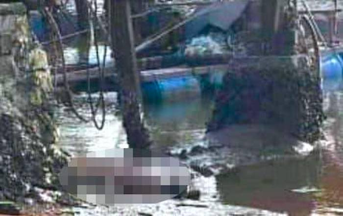 Thi thể cháu bé được tìm thấy dưới sông sau hơn 1 ngày mất tích bí ẩn. Thi thể cháu bé được tìm thấy dưới sông sau hơn 1 ngày mất tích bí ẩn.
