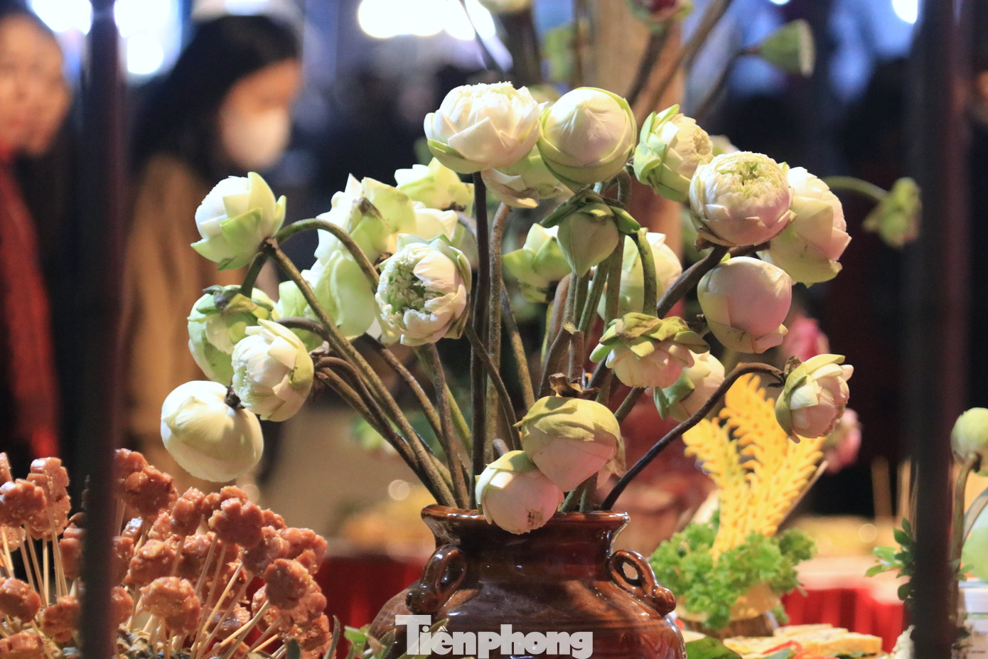 Những bình hoa sen không thể thiếu trên mâm cỗ.