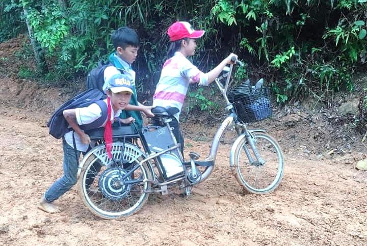 Xe đạp điện kẹt bánh vì bùn đất phải nhờ người đẩy mới có thể đi qua. Xe đạp điện kẹt bánh vì bùn đất phải nhờ người đẩy mới có thể đi qua.